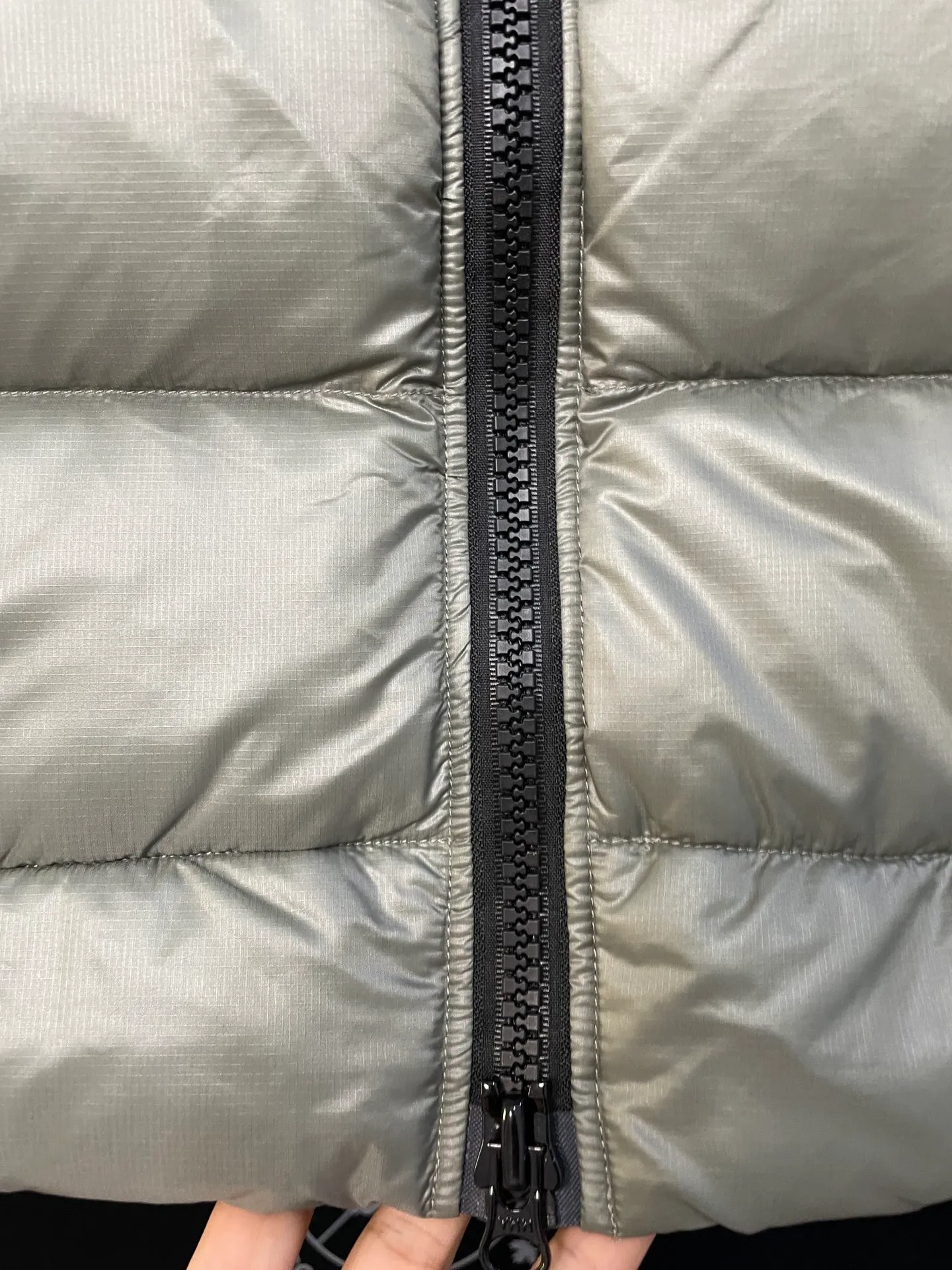 P560 Canadian brand CanadaGoose men's and women's CROFTON lightweight down vest 2229M DWR water-repellent treatment WindWall windproof fabric 700 fleece filling original mold opening details one to one production The upper body effect is stunning Exclusively available on the Xiaohongshu purchasing platform The highest version on the market Size: XS S M L XL XXL